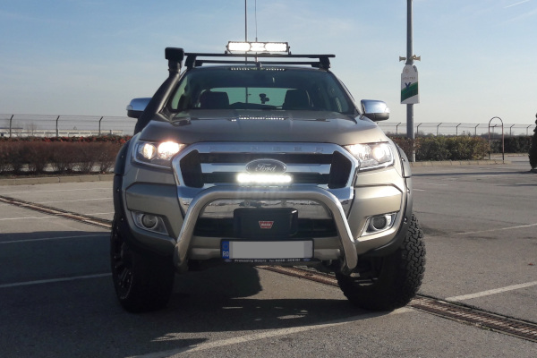 Pick up Ford Ranger echipat cu reflectoare