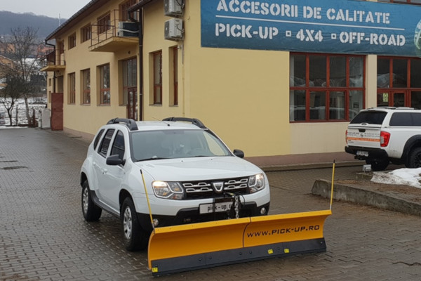 Dacia-Duster-echipat-cu-plug-de-zăpadă